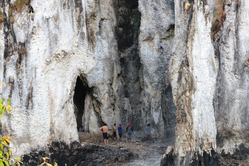 Tampak sejumlah pengunjung berpose di samping Air Panas Nif (foto : Bosko N)
