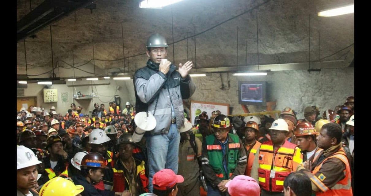 Sudiro, di tengah para pekerja PT Freeport Indonesia (Foto: Dok)