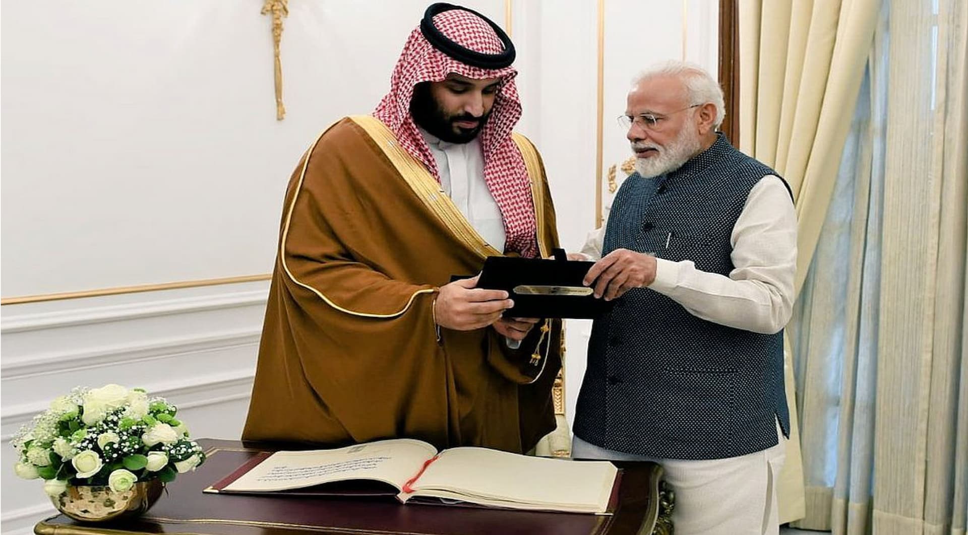 Perdana Menteri India Narendra Modi bersama Putra Mahkota Arab Saudi Pangeran Mohammed bin Salman. (FOTO: Twitter /@MEAIndia/ The Statesman )