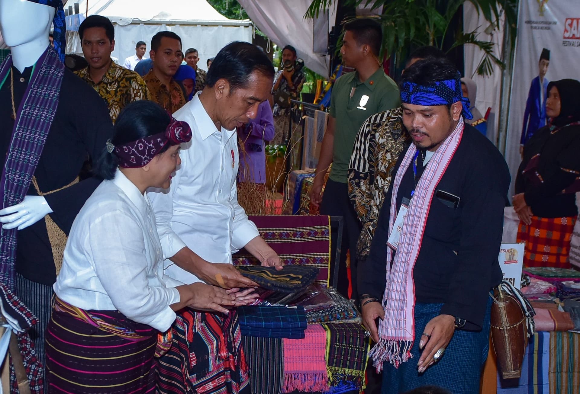  Dengan memakai sarung tenun khas NTT, Presiden Jokowi didampingi Ibu Negara Iriana meninjau Festival Sarung Indonesia Tahun 2019 di Plaza Tenggara Gelora Bung Karno, Senayan, Jakarta Pusat, Minggu (3/3/2019) sore (Foto" setkab.go.id)