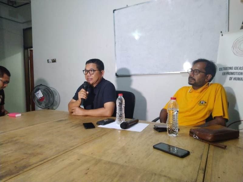 Mantan Kapolsek Pasirwangi, Garut, AKP Sulman Aziz (memegang mike) dan Direktur Eksekutif Lokataru Foundation, Haris Azhar (Foto : REQnews/Rid)