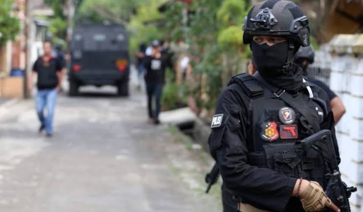 Densus 88 saat berjaga-jaga di TKP penangkapan teroris (Foto: istimewa)