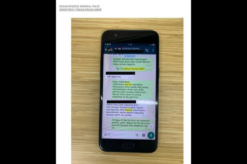 Tangkapan layar komunikasi tersangka YY dalam Grup WhatsApp "silaturahmi". YY ditangkap karena diduga melakukan tindak pidana mengancam Presiden Joko Widodo dan mengancam akan meledakkan Asrama Brimob Polri Kelapa Dua. (Foto:Istimewa)	