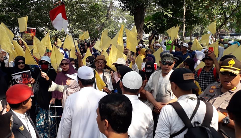 Massa berbendera kuning demo di depan Kantor Komnas HAM (Foto: Okezone)