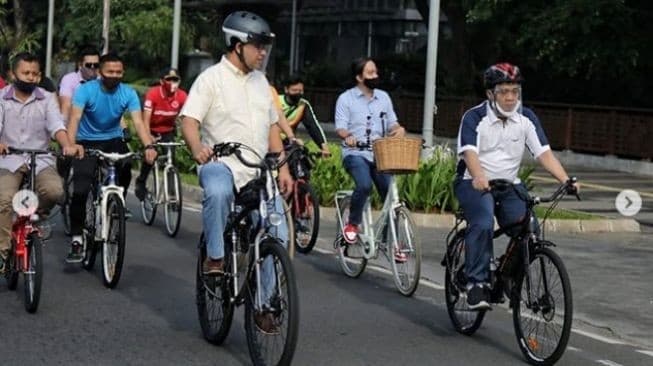 Anies Baswedan naik sepeda bersama Ariza Patria (Instagram @aniesbaswedan)