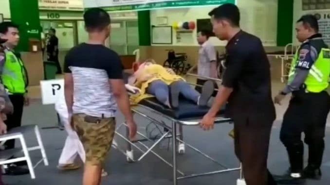 Personel Satlantas Polres Grobogan bantu seorang ibu nyaris melahirkan di jalan  (Foto: tribratanews)