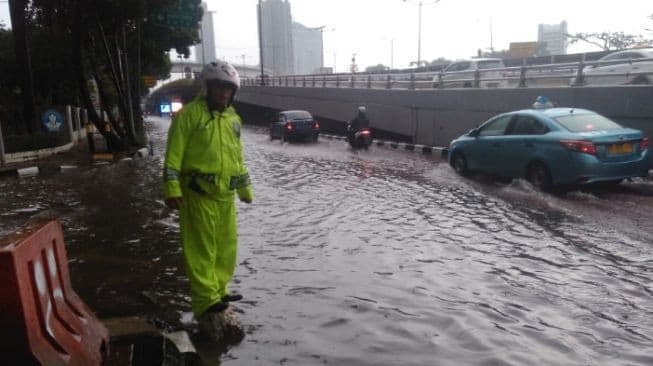 Banjir di jalan Gatot Soebroto, Jakarta Selatan (tmc Polri)