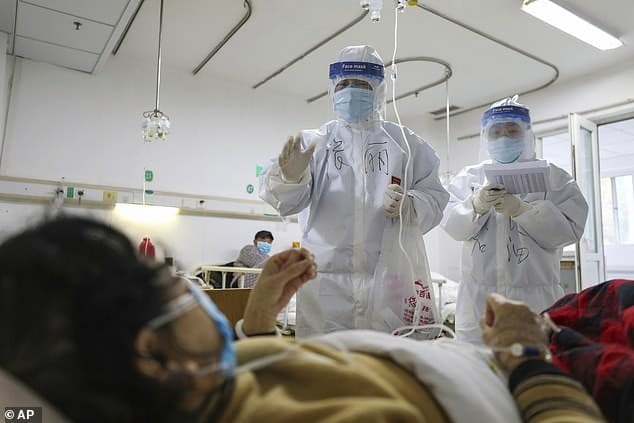 Petugas kesehatan sedang menangani pasien virus corona (Foto:Istimewa)