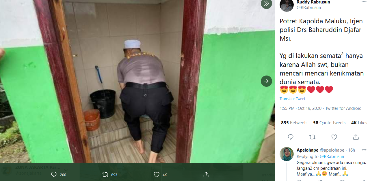 Irjen Baharuddin Djafar sikat WC Musala (Foto: Istimewa) 