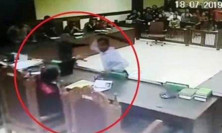 Pemukulan yang dilakukan Desrizal kepada hakim (Foto:Istimewa)