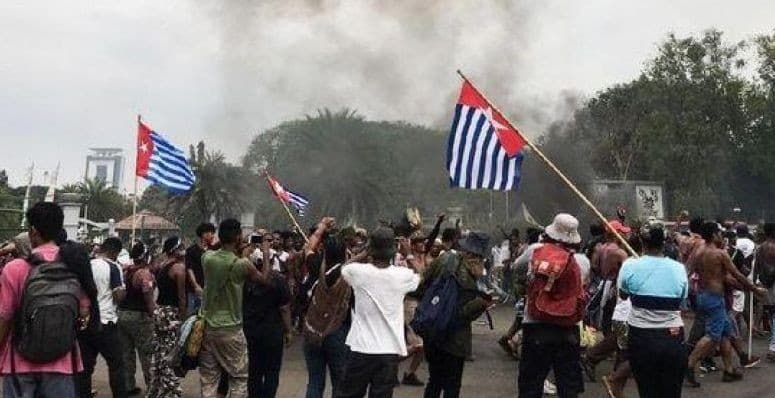 Aksi para mahasiswa Papua di seberang gedung istana negara beberapa waktu lalu (doc: sinarharapan.co)