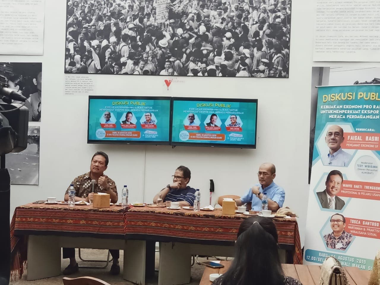 Pengamat ekonomi dari UI Faisal Basri (berkemeja biru) dalam diskusi di Kedai Tempo Jakarta, Rabu 14 Agustus 2019