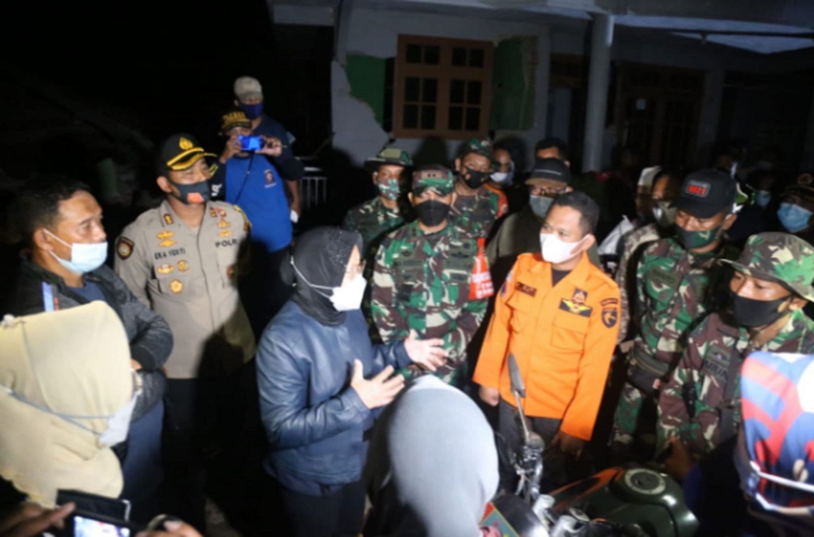 Tri Rismaharini tinjau lokasi terdampak gempa bumi, di Desa Kaliuling, Kecamatan Tempursari, Kabupaten Lumajang (Foto: Kominfo-Lmj)