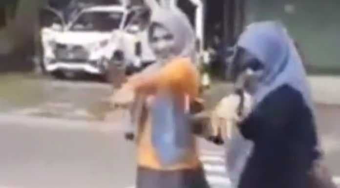 Tiga perempuan joget di lapu merah (Foto:Istimewa)