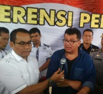 Robby Meyer berkemeja biru (foto:Istimewa)