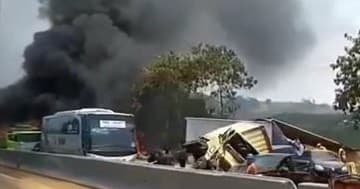 Situasi Kecelakaan Akibat Tabrakan Beruntun di Tol Cipularang (Foto:Istimewa)