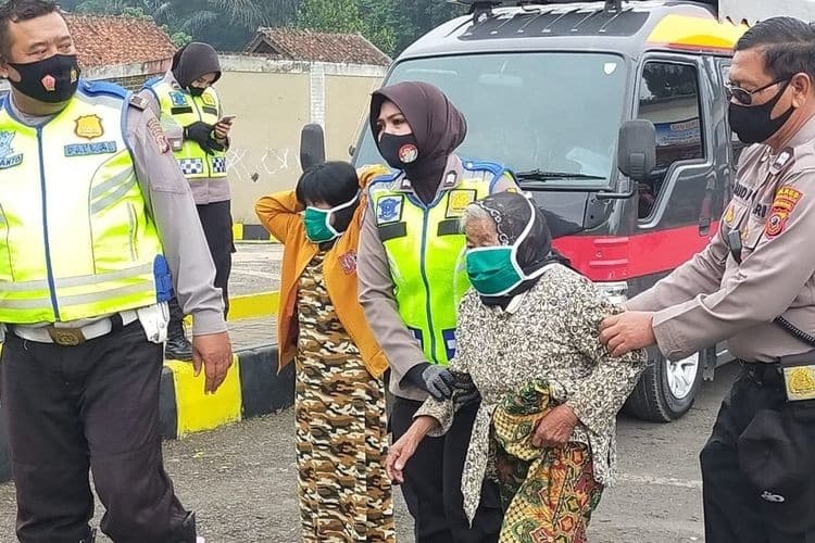 Detik-detik Polwan Pepi Bantu Nenek Tua Antre Sembako