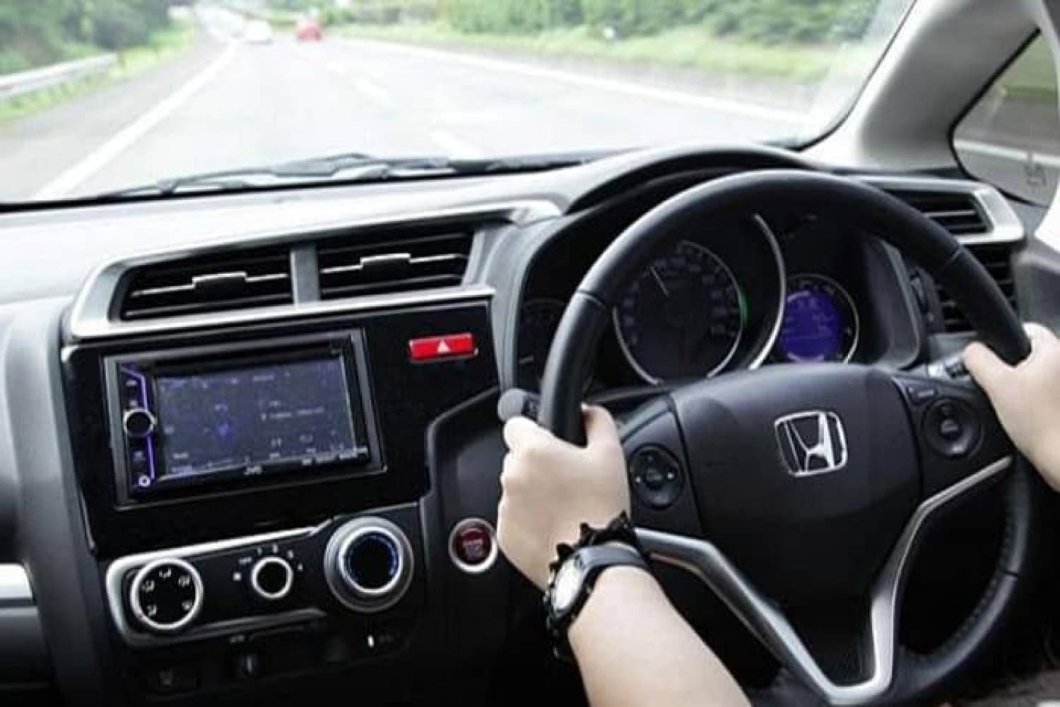 Ilustrasi Mengendarai Mobil (Foto: Istimewa)