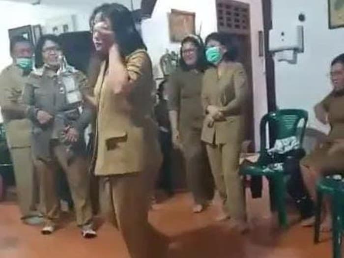 ASN joget sambil pegang boto minuman (Foto:Tangkapan layar video)