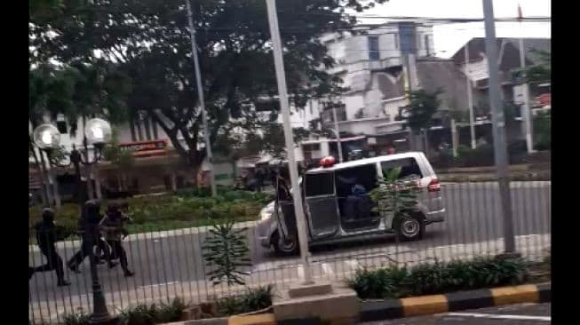 Ambulan jalan mundur diserang polisi (Foto:Istimewa)