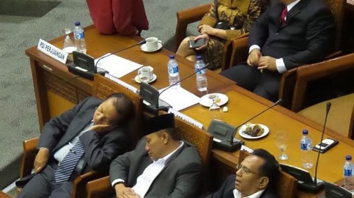 Anggota DPR tidur saat sidang (foto: istimewa)