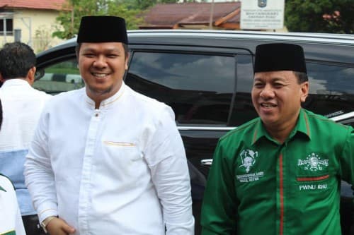 Bupati Kuantan Singingi (Kuansing), Andi Putra (kiri/kemeja putih)