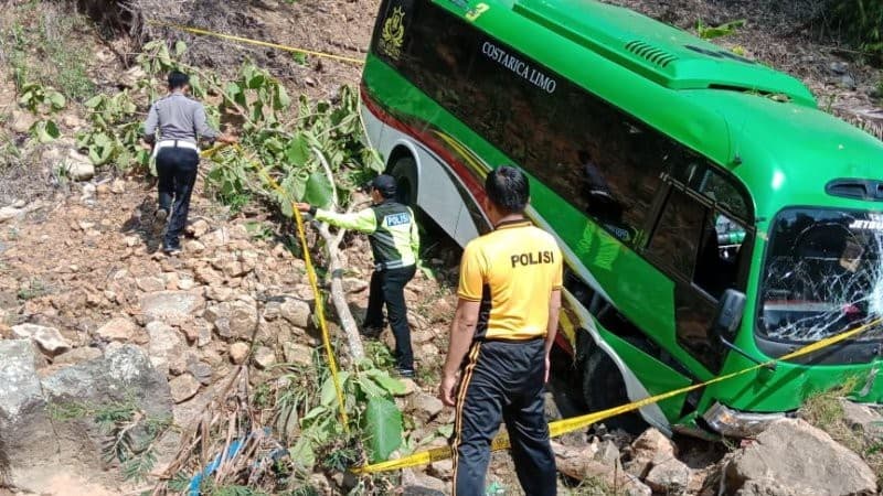 Bus rombongan keluarga Kemenag masuk jurang di Pacitan (foto: Jateng Today)