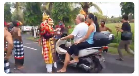 Cara warga Bali ingatkan pakai masker bikin tersenyum