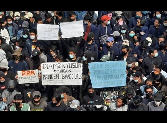 Demo tolak UU Ciptaker di Surabaya (foto: istimewa)