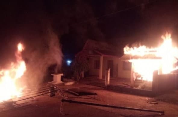 Warga membakar Kantor Desa Air Batu (Foto:Istimewa)