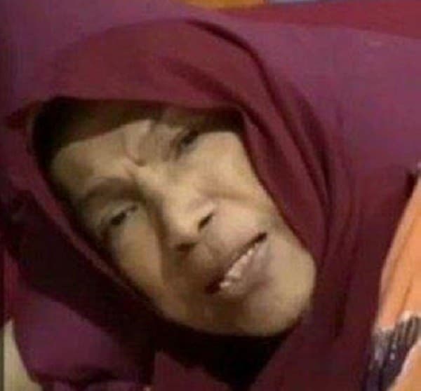 Dorce Gamalama berbaring sambil meminta tolong biaya pengobatan (Foto:Istimewa)