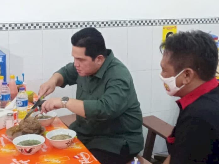 Erick Thohir makan di Kedai Bakso Dawer. (Foto: Kharisma Dewi)