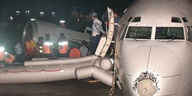 Pesawat Garuda Indonesia saat mendarat darurat di Bengawan Solo (Foto: Istimewa)
