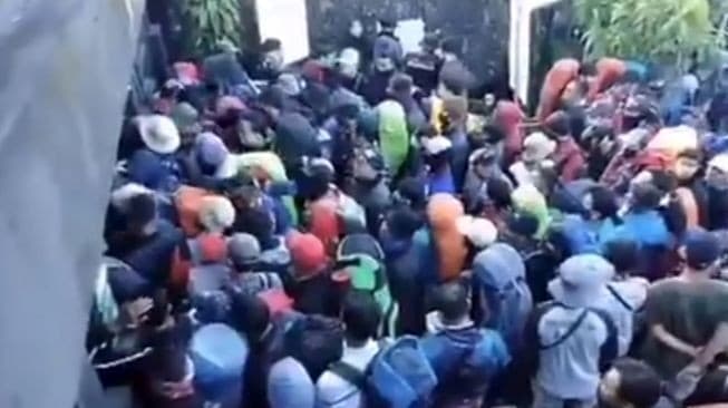 Para pendaki yang berdesakan berebut ingin mendaki ke Gunung Lawu