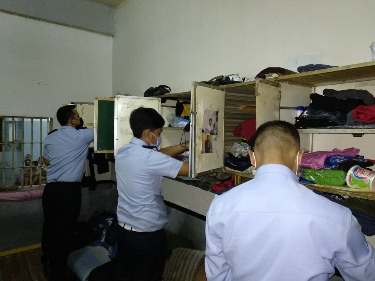 Petugas Lapas Narkotika Kelas II A Jakarta, melakukan penggeledahan di kamar tahanan (Foto: REQnews)
