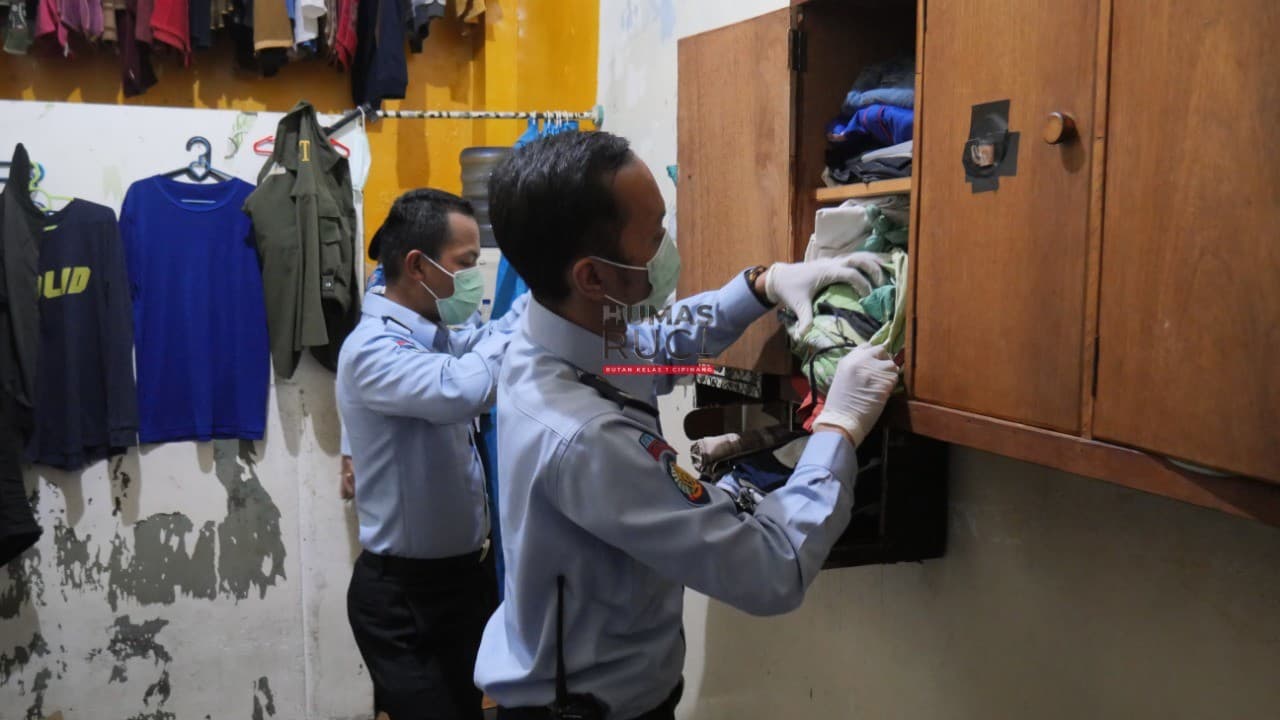 Rutan Kelas I Cipinang melakukan razia di Blok Hunian Warga Binaan Pemasyarakatan (WBP), Selasa 6 April 2021 (Foto: Humas Rutan Kelas I Cipinang)
