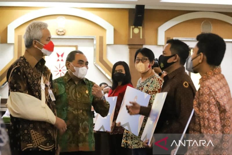 LPSK menyerahkan kompensasi sebesar Rp3,4 miliar bagi 22 orang korban teroris di Jateng (Foto:ANTARA/HO-Humas LPSK)