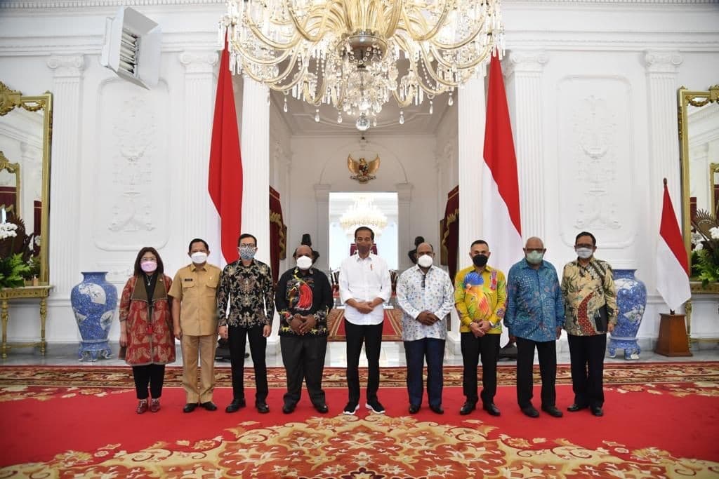 Pimpinan Majelis Rakyat Papua (MRP) Provinsi Papua dan Papua Barat menemui Presiden Joko Widodo (Jokowi) di Istana Merdeka.