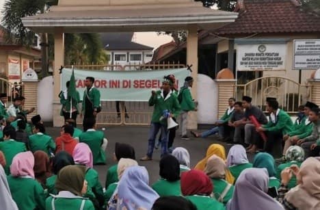 Massa organisasi Islam Nahdlatul Wathan (NTB)  Kemenkumham NTB (Foto:Istimewa) menyegel Kantor 