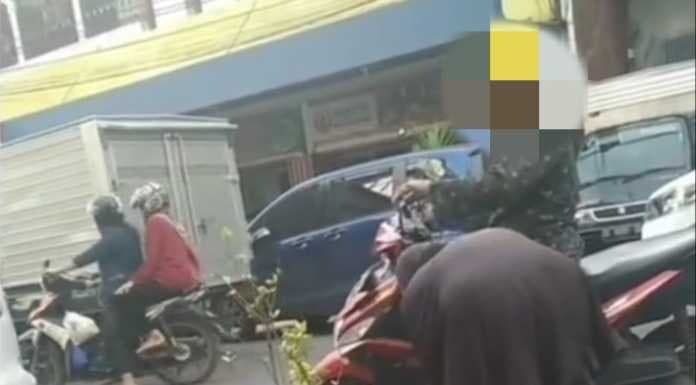 Seorang ibu mengemis di jalan disuruh anaknya (Foto:Istimewa)
