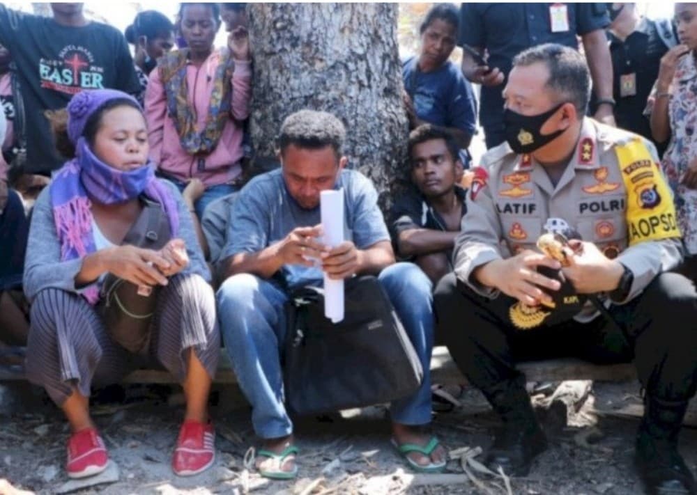 Kapolda NTT Irjen Lotharia Latif temui warga Pubabu Besipae (Foto: Istimewa) 