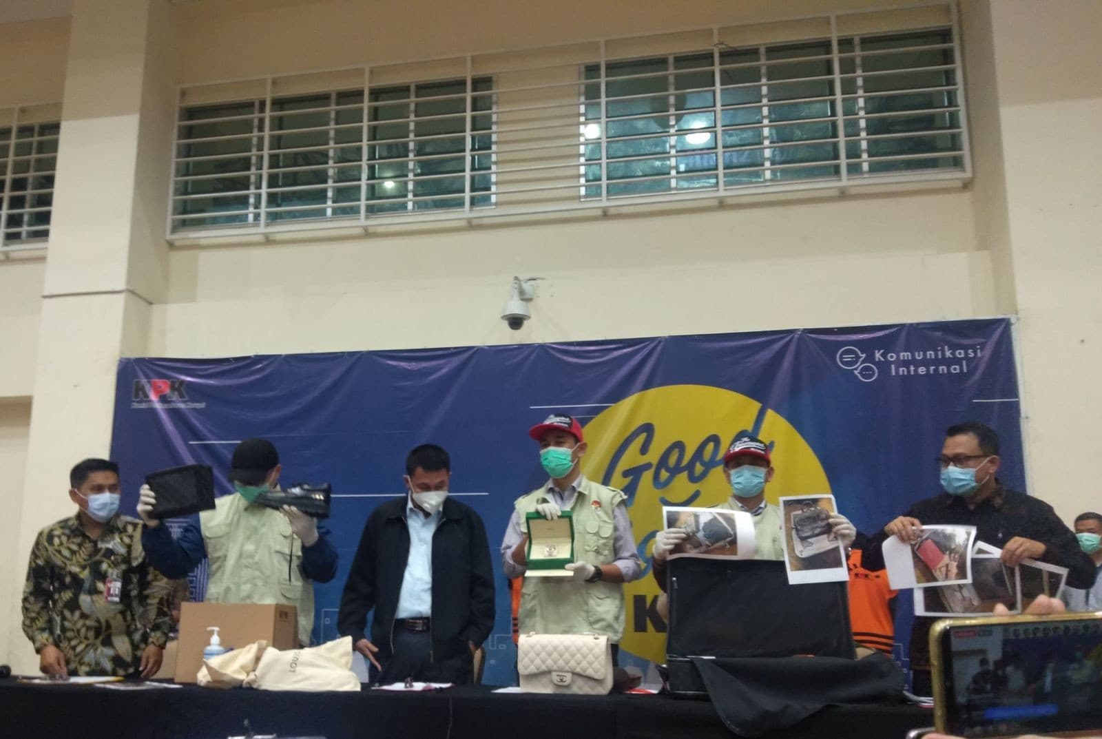 Komisi Pemberantasan Korupsi (KPK) Menunjukkan Barang Bukti Terkait OTT Menteri Kelautan dan Perikanan Edhy Prabowo (Foto: Hastina)