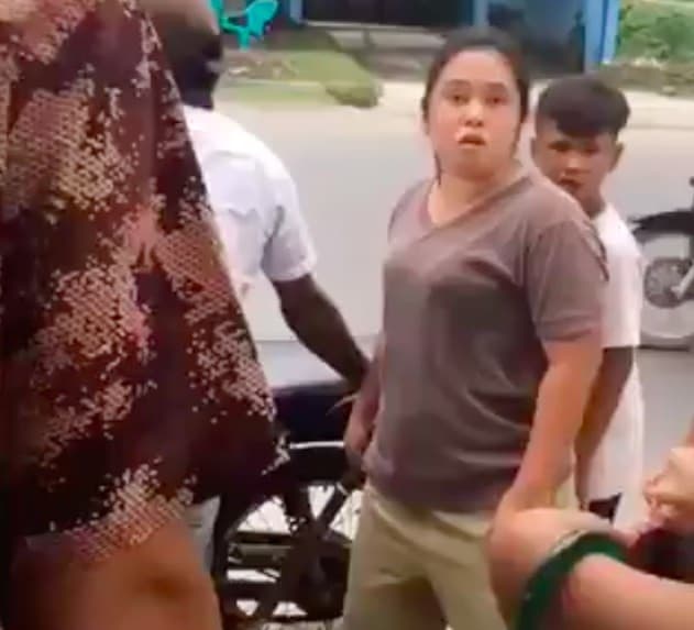 Mama Muda Bawa Parang (Foto:Istimewa)