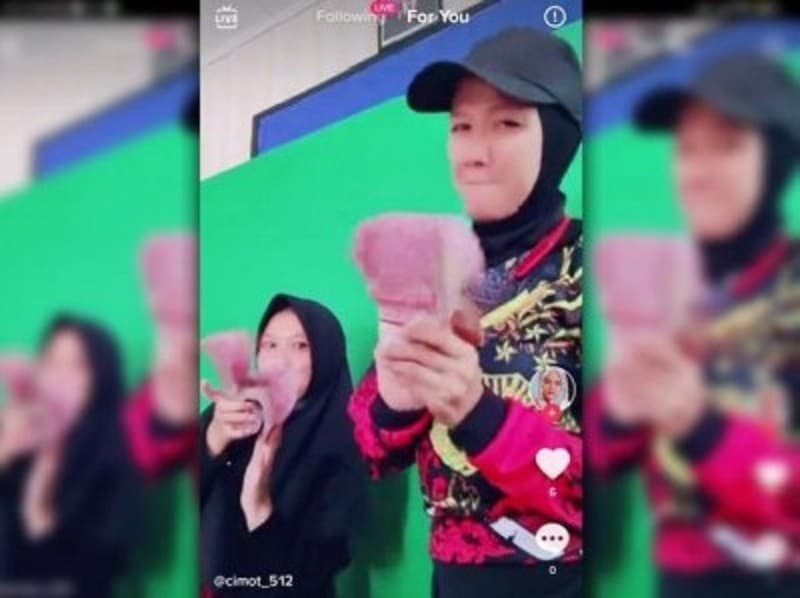 Istri Kapolres Joget Sambil Pegang Duit Segepok (Foto:Istimewa)