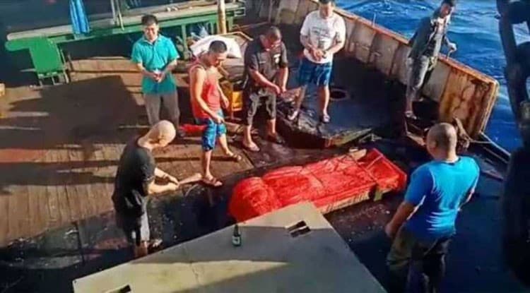 Jenazah ABK WNI dilarung ke laut (Foto:Istimewa)