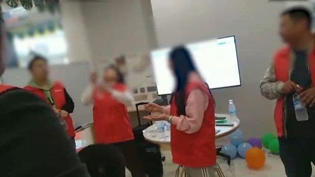 Menjijikan! Perusahaan Ini Hukum Pegawainya Makan Cacing Hidup-hidup (Foto: Istimewa)