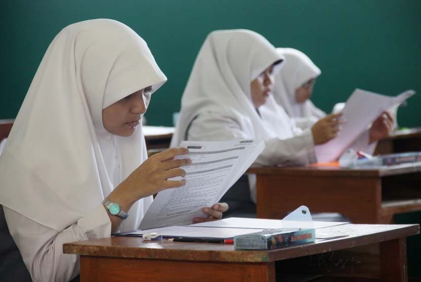 Siswi gunakan jilbab saat proses belajar (Foto:Istimewa)