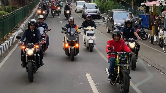 Jokowi tak nyalakan lampu motor saat berkendara (Foto: Istimewa)