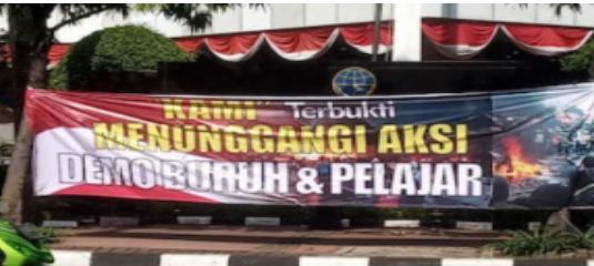Spanduk Fitmah KAMI (Foto:Istimewa)