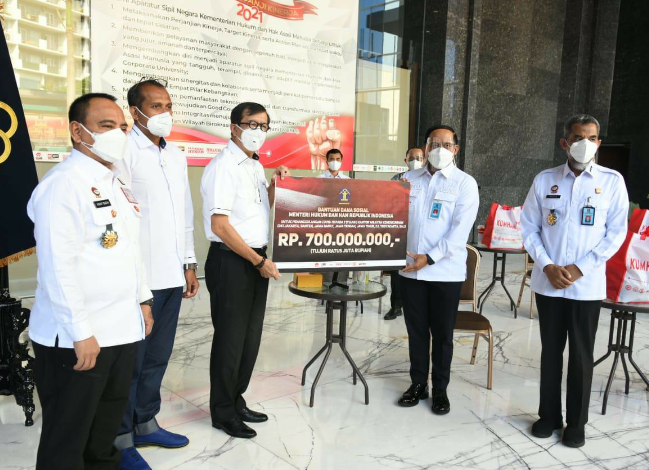 Menteri Hukum dan HAM, Yasonna Laoly secara simbolis memberikan bantuan bagi masyarakat terdampak pandemi Covid (Foto: Humas Rutan Cipinang)